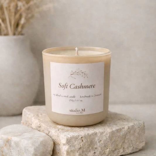 Zachte kasjmier geurkaars van sojawas in minimalistisch glas - Amour Living Slow Evening collectie