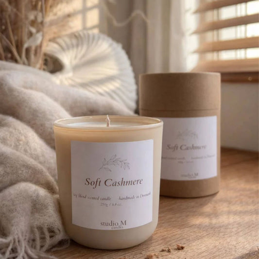 Zacht kasjmier geurkaars met luxe kokerverpakking - minimalistisch cadeau uit de Slow Evening collectie